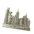 Aimant de souvenir en métal de New York en étain antique 3D à vendre